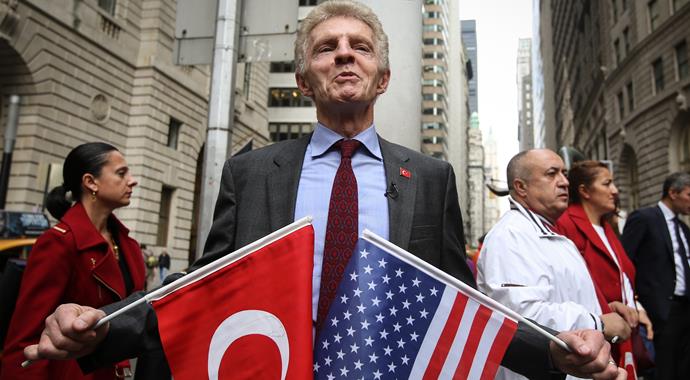 Billy Hayes 'Türklere haksızlık ettim' dedi, bayrağı göndere çekti