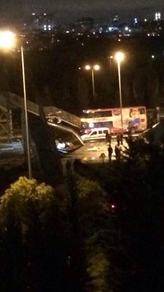 İstanbul'da üst geçit yıkıldı!