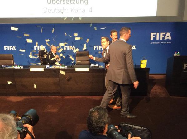 Blatter'e 'paralı' protesto Blatter'e 'paralı' protesto