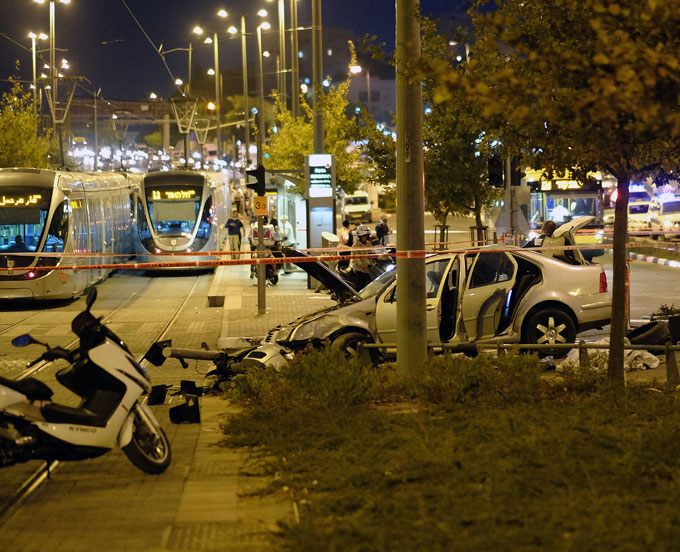 Kudüs'te otomobil tramvay durağına daldı, Netanyahu 'saldırı' dedi Kudüs'te otomobil tramvay durağına daldı, Netanyahu 'saldırı' dedi