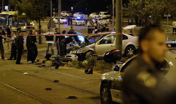 Kudüs'te otomobil tramvay durağına daldı, Netanyahu 'saldırı' dedi Kudüs'te otomobil tramvay durağına daldı, Netanyahu 'saldırı' dedi