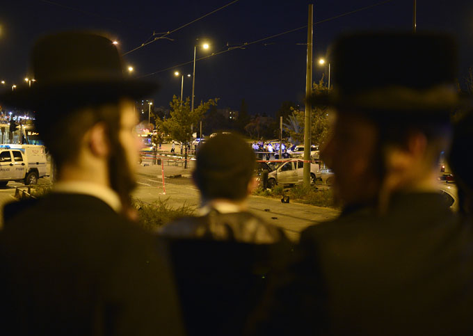 Kudüs'te otomobil tramvay durağına daldı, Netanyahu 'saldırı' dedi Kudüs'te otomobil tramvay durağına daldı, Netanyahu 'saldırı' dedi