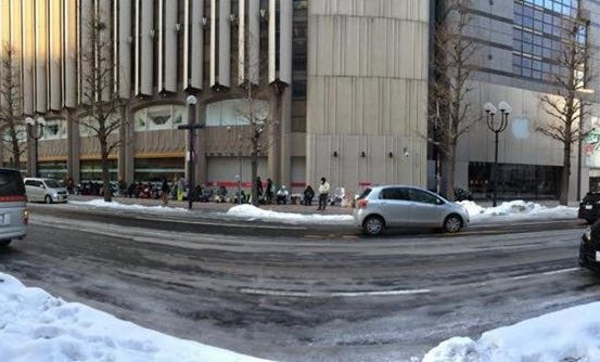 'Şanslı Çanta' için Apple mağazası önünde kamp kurdular 'Şanslı Çanta' için Apple mağazası önünde kamp kurdular