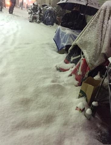 'Şanslı Çanta' için Apple mağazası önünde kamp kurdular 'Şanslı Çanta' için Apple mağazası önünde kamp kurdular