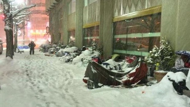 'Şanslı Çanta' için Apple mağazası önünde kamp kurdular 'Şanslı Çanta' için Apple mağazası önünde kamp kurdular