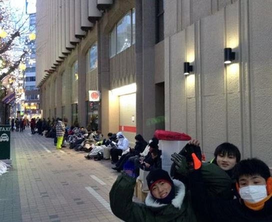 'Şanslı Çanta' için Apple mağazası önünde kamp kurdular 'Şanslı Çanta' için Apple mağazası önünde kamp kurdular