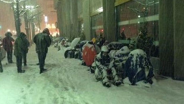 'Şanslı Çanta' için Apple mağazası önünde kamp kurdular 'Şanslı Çanta' için Apple mağazası önünde kamp kurdular