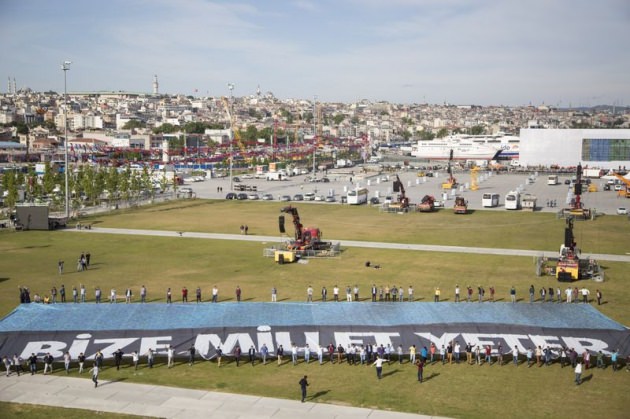 Erdoğan ve Davutoğlu posteri rekor kırdı Erdoğan ve Davutoğlu posteri rekor kırdı