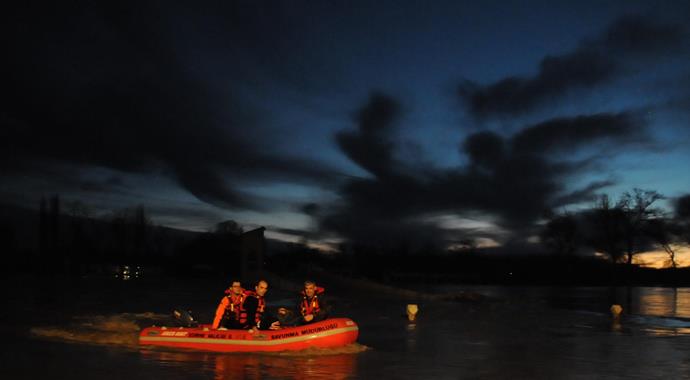 Edirne'de alarm verildi! Yüzlerce kişi tahliye ediliyor Edirne'de alarm verildi! Yüzlerce kişi tahliye ediliyor