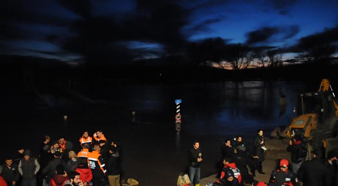 Edirne'de alarm verildi! Yüzlerce kişi tahliye ediliyor Edirne'de alarm verildi! Yüzlerce kişi tahliye ediliyor
