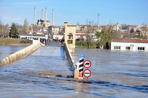 Edirne'de alarm verildi! Yüzlerce kişi tahliye ediliyor Edirne'de alarm verildi! Yüzlerce kişi tahliye ediliyor