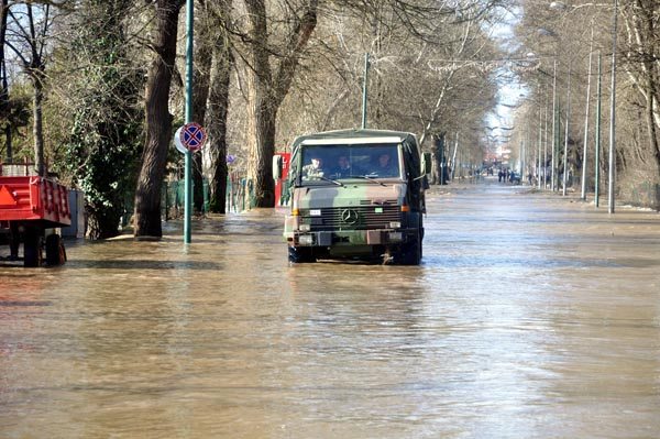 Edirne'de alarm verildi! Yüzlerce kişi tahliye ediliyor Edirne'de alarm verildi! Yüzlerce kişi tahliye ediliyor