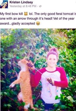 Kafasından okla vurduğu kediyle poz veren veteriner işinden oldu Kafasından okla vurduğu kediyle poz veren veteriner işinden oldu