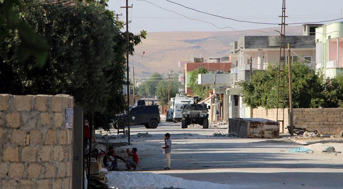 Hendekleri kapatan güvenlik güçlerine ateş açıldı