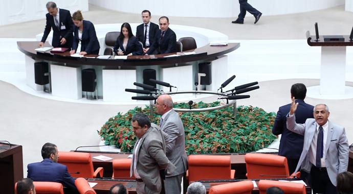Boş Meclis'te kavga çıktı! Boş Meclis'te kavga çıktı!