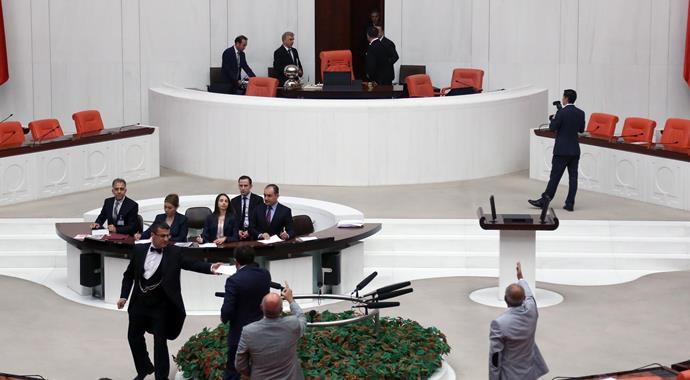 Boş Meclis'te kavga çıktı! Boş Meclis'te kavga çıktı!