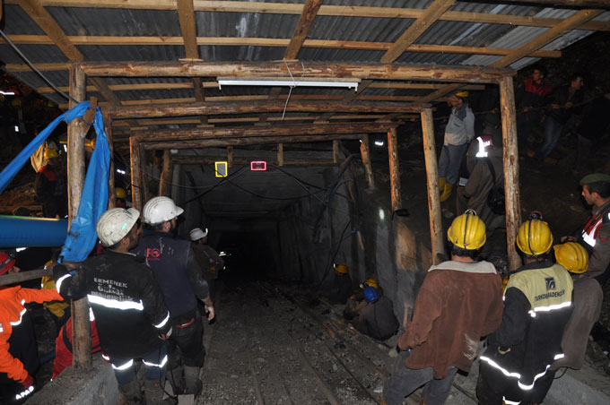 Madenden çıkan işçiler olay anını anlattı Madenden çıkan işçiler olay anını anlattı