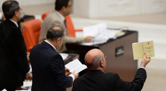 "İç Güvenlik Paketi" görüşmelerinde oturma eylemi "İç Güvenlik Paketi" görüşmelerinde oturma eylemi