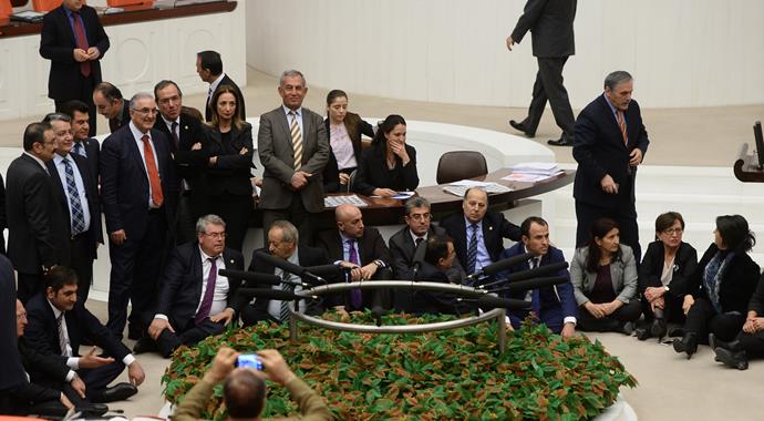 "İç Güvenlik Paketi" görüşmelerinde oturma eylemi "İç Güvenlik Paketi" görüşmelerinde oturma eylemi