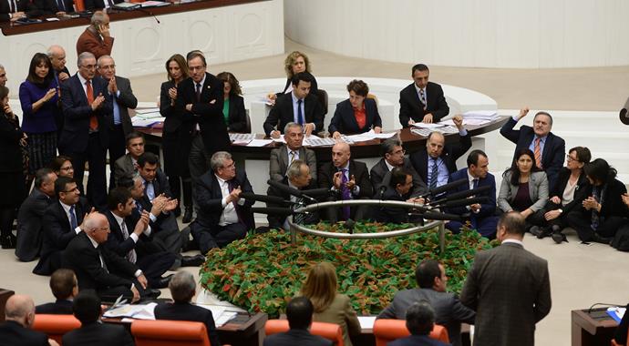 "İç Güvenlik Paketi" görüşmelerinde oturma eylemi "İç Güvenlik Paketi" görüşmelerinde oturma eylemi