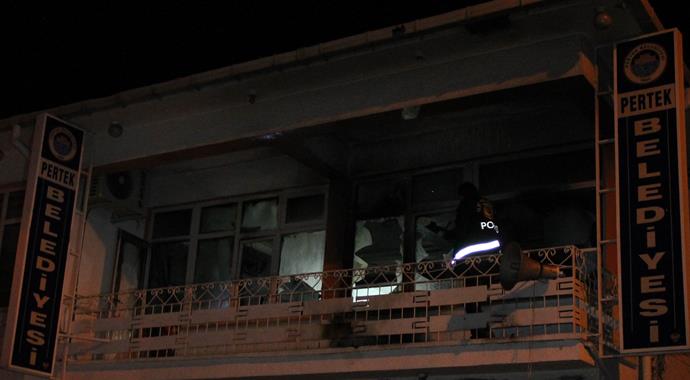 Belediye ve AK Parti binasına molotoflu saldırı Belediye ve AK Parti binasına molotoflu saldırı