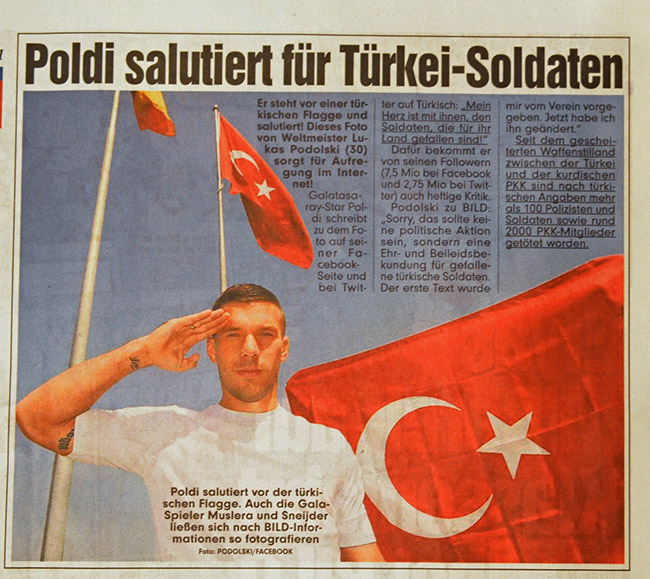 Podolski'nin Türk bayrağıyla pozu Almanya'yı karıştırdı Podolski'nin Türk bayrağıyla pozu Almanya'yı karıştırdı