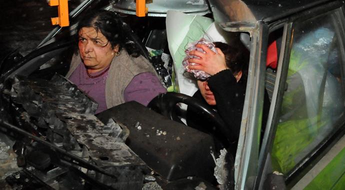 Çanakkale'de feci kaza: 3 yaralı Çanakkale'de feci kaza: 3 yaralı