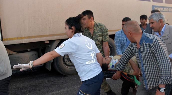 Askerleri taşıyan midibüs şarampole uçtu: 1 şehit Askerleri taşıyan midibüs şarampole uçtu: 1 şehit