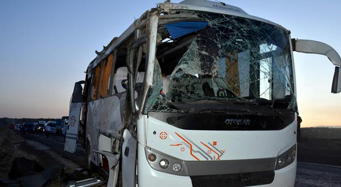 Askerleri taşıyan midibüs şarampole uçtu: 1 şehit Askerleri taşıyan midibüs şarampole uçtu: 1 şehit