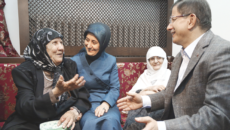 Davutoğlu Darülaceze sakinleriyle buluştu