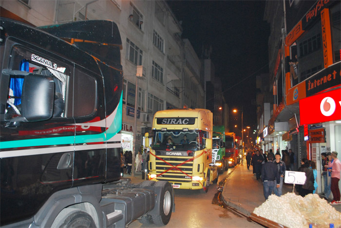 Tırlı düğün konvoyu, trafik cezasıyla son buldu Tırlı düğün konvoyu, trafik cezasıyla son buldu