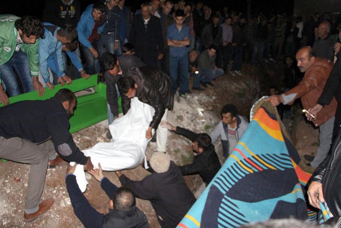 Osmaniye'deki kazada ölen 7 kişi yan yana toprağa verildi