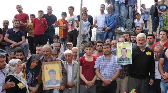 Suriye'de IŞİD'le çatışırken ölen 2 YPG'li Hakkari'de toprağa verildi Suriye'de IŞİD'le çatışırken ölen 2 YPG'li Hakkari'de toprağa verildi