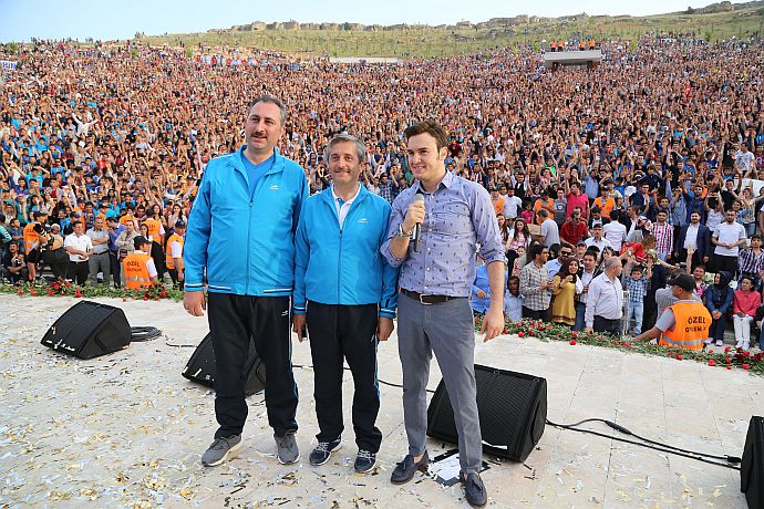 Türkiye'nin en büyük parkında aynı anda 50 bin kişi yürüdü Türkiye'nin en büyük parkında aynı anda 50 bin kişi yürüdü