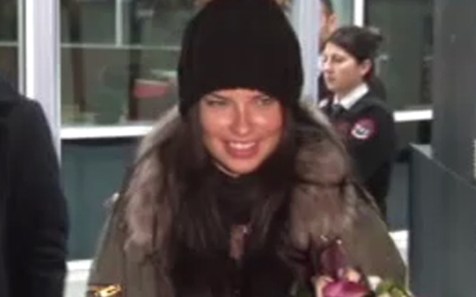 Adriana Lima Türkiye'ye iner inmez bakın ne istedi? Adriana Lima Türkiye'ye iner inmez bakın ne istedi?
