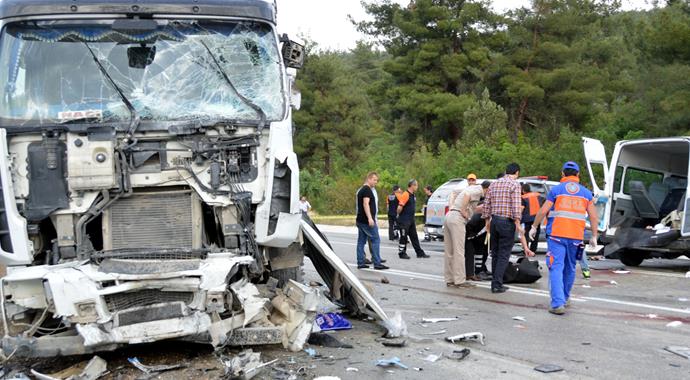 Cezaevi aracı TIR'la çarpıştı: 3 ölü, 6 yaralı
