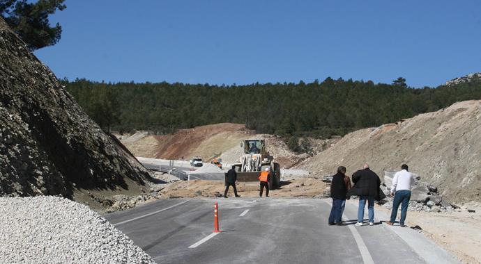 Antalya'da heyelan, yol yarım metre yükseldi!