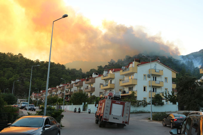 Marmaris�te büyük orman yangını! Evler tahliye ediliyor