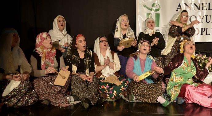 Annelerden 'Anaerkil' komedi oyunu