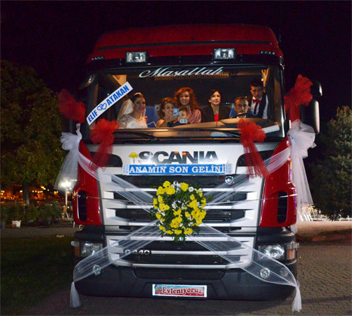 Tırlı düğün konvoyu, trafik cezasıyla son buldu Tırlı düğün konvoyu, trafik cezasıyla son buldu