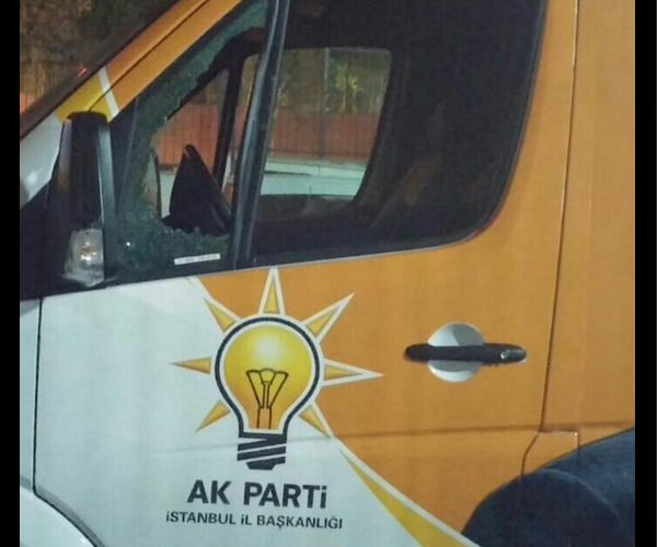 AK Parti aracına saldırı! AK Parti aracına saldırı!