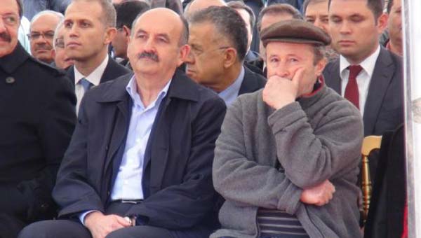 Önce kendini yakmaya kalktı, sonra bakanla temel attı!