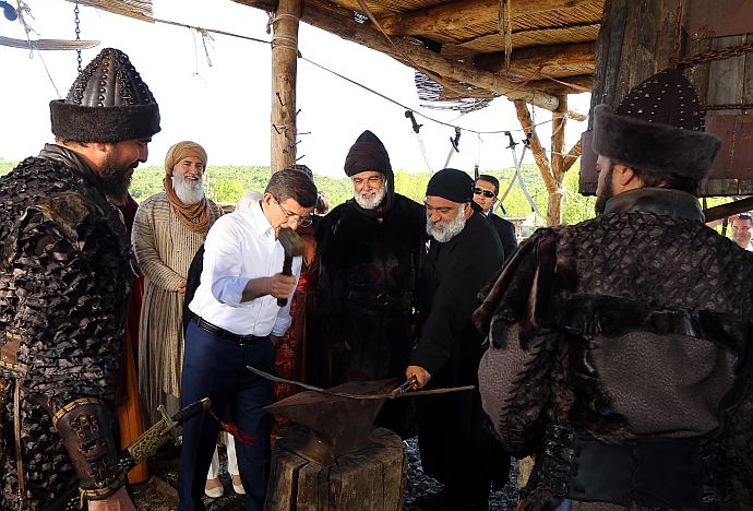 Davutoğlu'ndan 'Diriliş Ertuğrul'a sürpriz ziyaret! Davutoğlu'ndan 'Diriliş Ertuğrul'a sürpriz ziyaret!