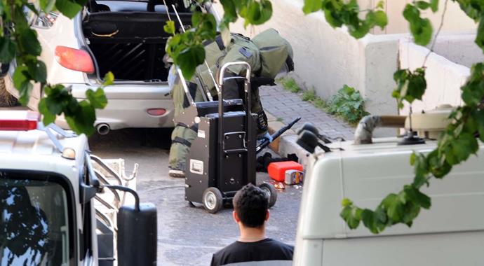 Beyoğlu'nda şüpheli araçtan uzun namlulu silah ve pompalı tüfek çıktı