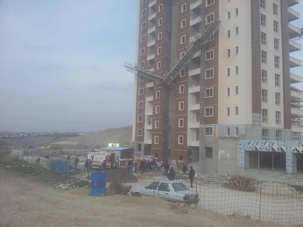 Ankara'da facia! Asansörün altı koptu, 1 ölü 3 de yaralı var Ankara'da facia! Asansörün altı koptu, 1 ölü 3 de yaralı var