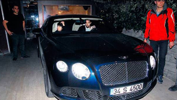 Asena Erkin'in 1 milyon liralık yeni otomobili Asena Erkin'in 1 milyon liralık yeni otomobili