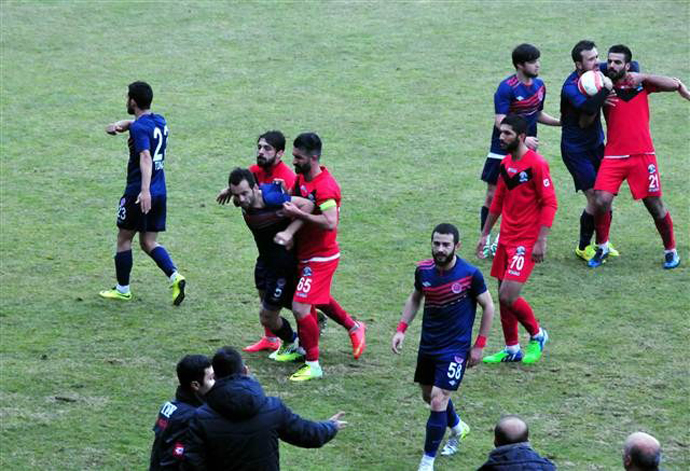 Van'daki futbol maçında asker selamı sahayı karıştırdı