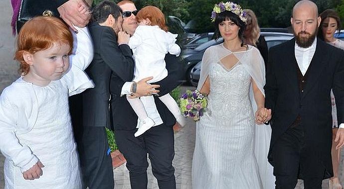 Athena Gökhan'ın kızı ilk kez görüntülendi Athena Gökhan'ın kızı ilk kez görüntülendi