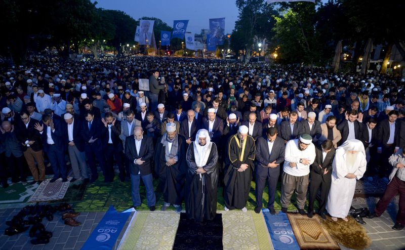 Ayasofya Meydanı'nda sabah namazı