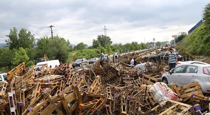 D-100 karayolu sel nedeniyle ulaşıma kapandı